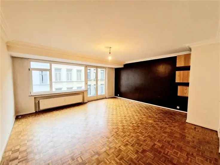 Te koop appartement in Saint-Gilles met ruime woonkamer en moderne keuken