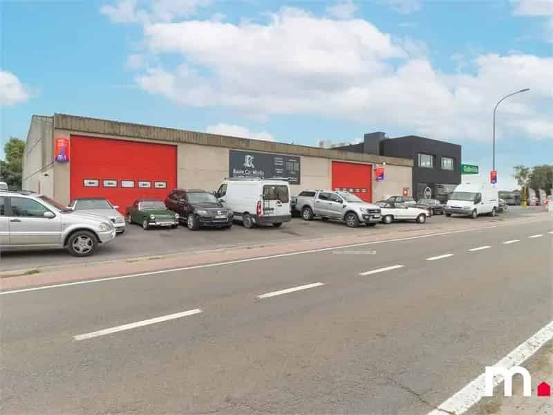 Magazijn te koop Deerlijk: Ruime opslagruimte met automatische poort