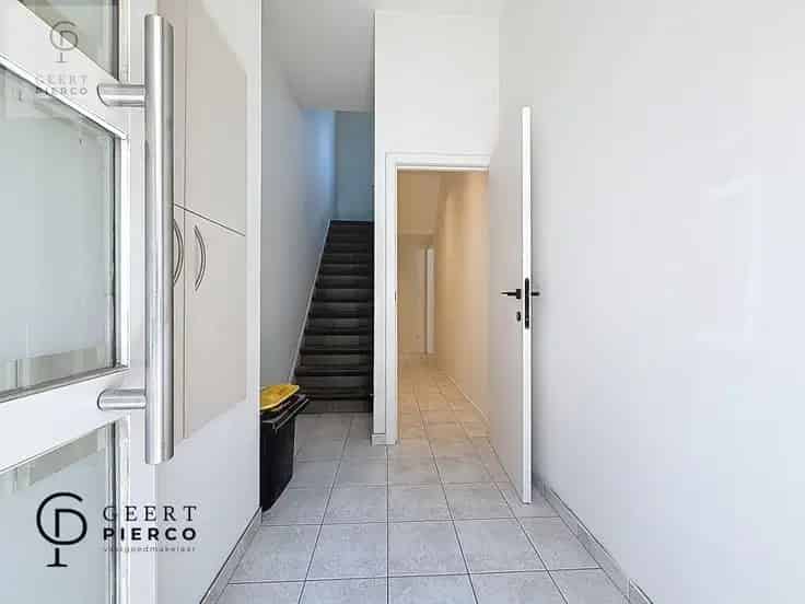 Huis Te Koop: Gerenoveerd Appartementsgebouw met Tuin