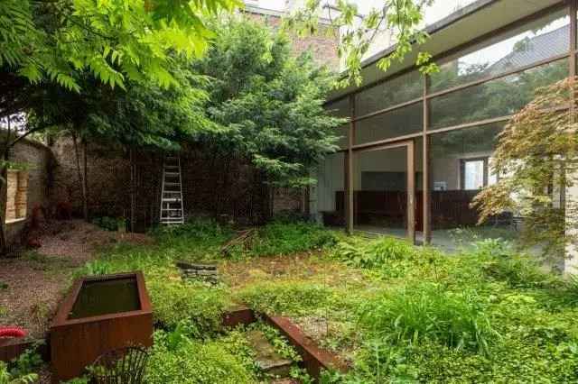 Grondig vernieuwde woning met horecazaak, vergunde B&B, ruime woonst en tuin met zicht op het water in hartje Brugge.