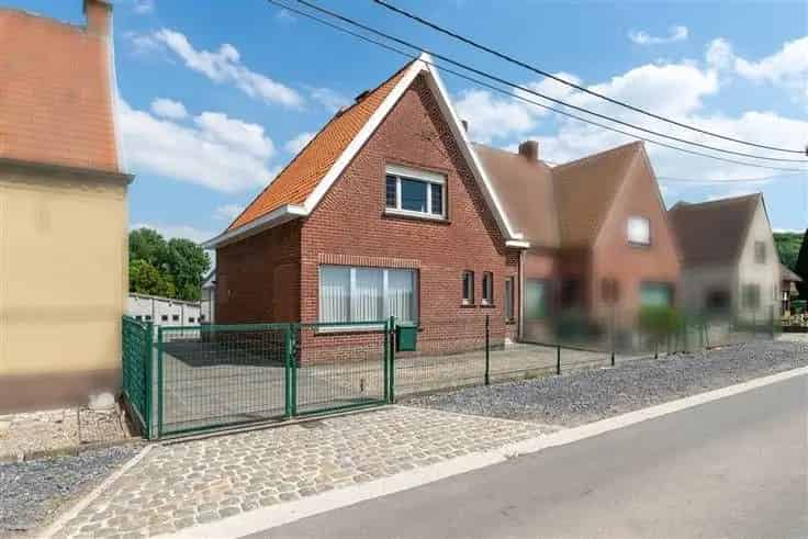 Huis Te Koop Landelijk gelegen te renoveren woning