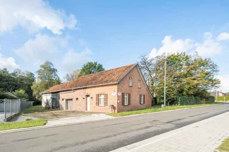 Ruime bouwgrond van 23a 55ca met te renoveren woning.