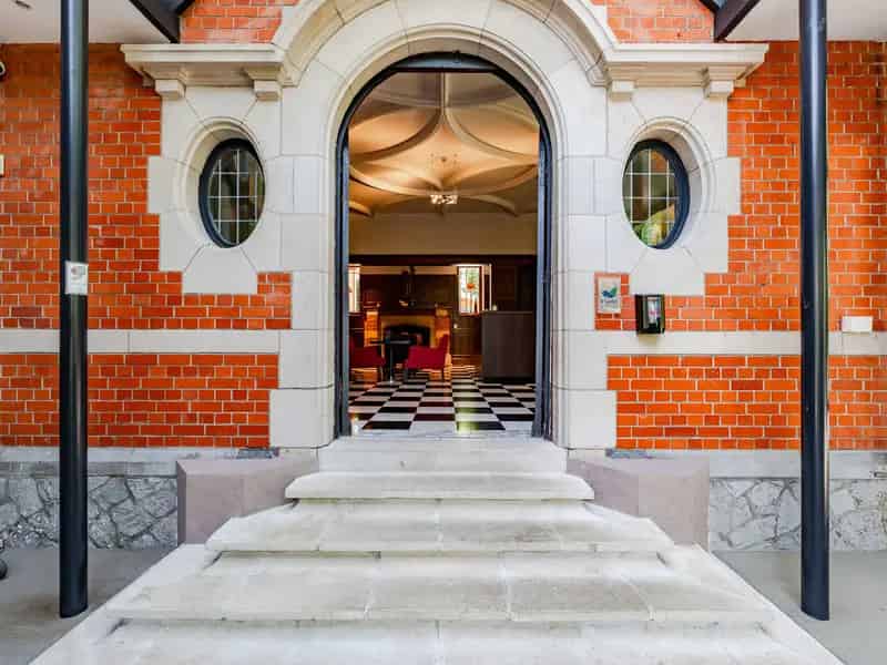 Huis te huur Genval: 828m² karaktervol pand met meerzicht
