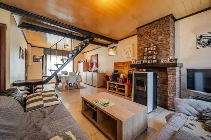 Te renoveren woning met garage en tuin in Zwevegem