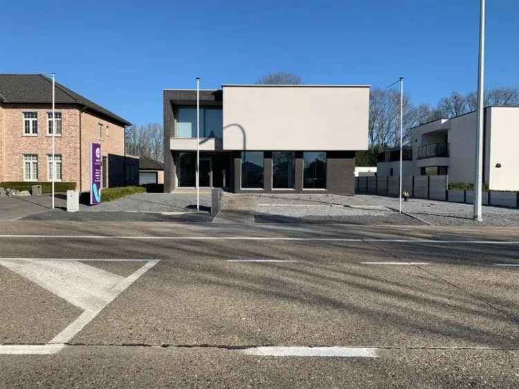 Multifunctioneel Bedrijfsgebouw met Appartement