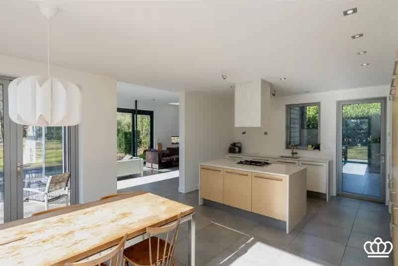 Moderne woning te koop 3 slaapkamers grote garage en tuin