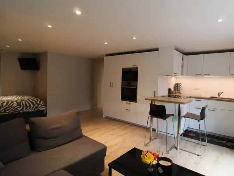 Appartement te huur Merelbeke: Studio met autostaanplaats en tuin