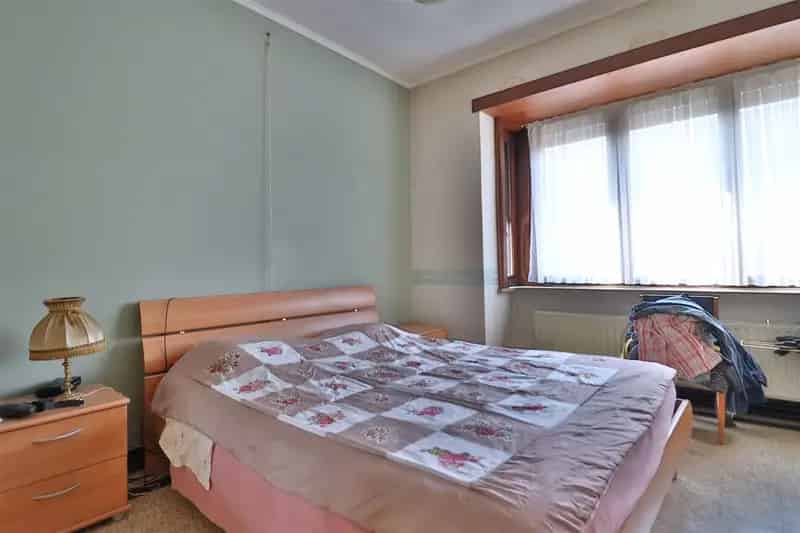 Te renoveren appartement met terras Aalbeeksesteenweg