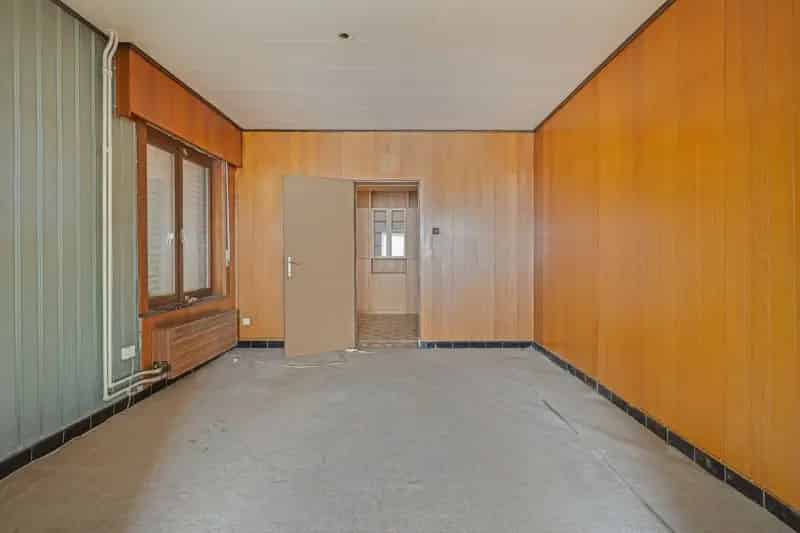 Te renoveren woning met tuin en bijgebouwen