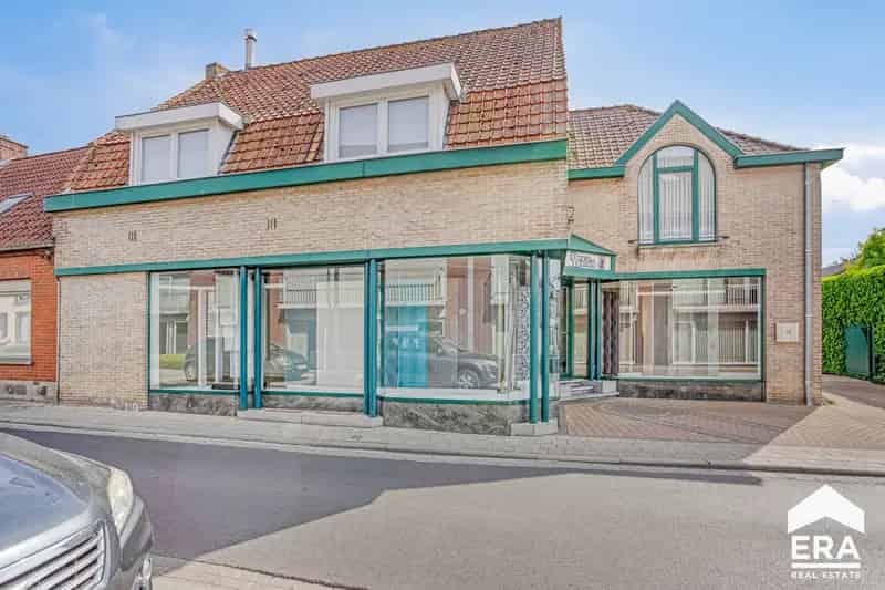 Huis te huur Zwevezele: 4 slaapkamers, handelsruimte & 2 garages