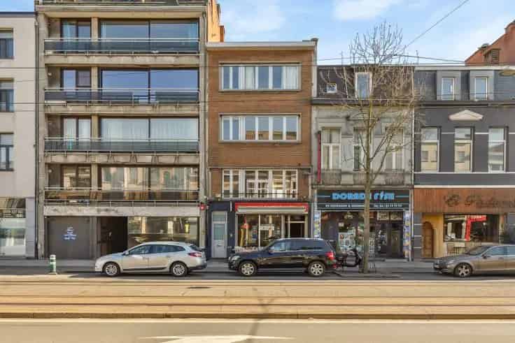 Appartementsblok Te Koop: Opbrengsteigendom met Winkel en 3 Appartementen