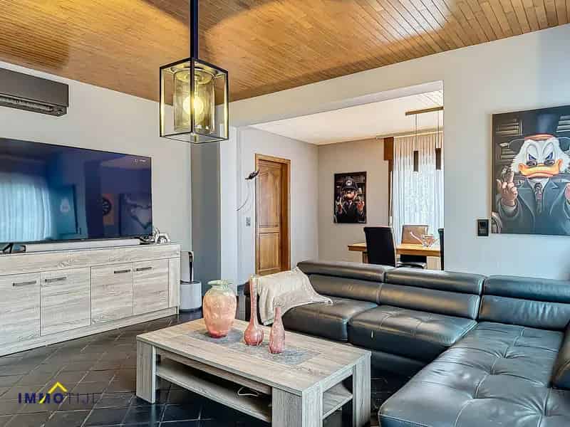 Ruime woning met 2 magazijnen op 40 are te Baardegem