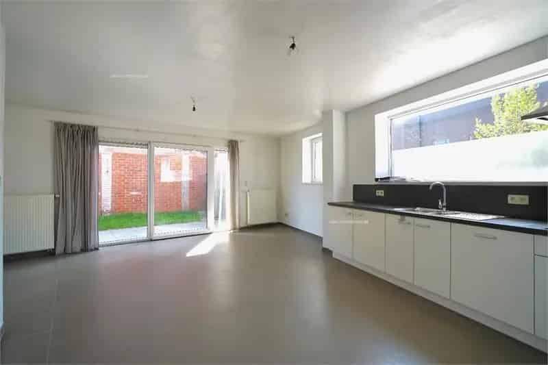 Huis te koop Lievegem: Gerenoveerde woning met 2 slaapkamers en tuin