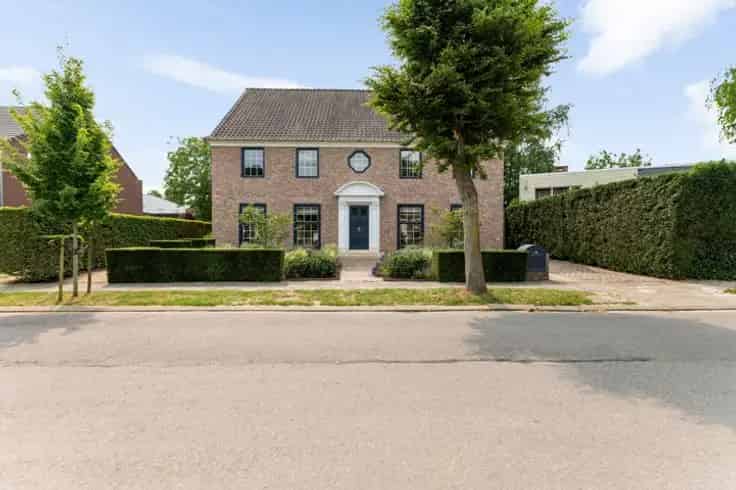 Huis Te Koop Hove: Ruime Villa met Zwembad en Tuin