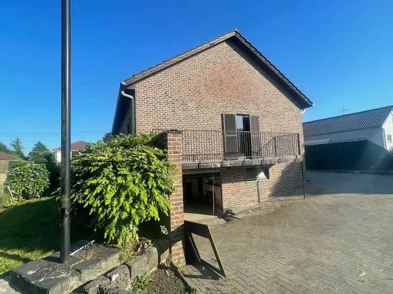 Genk, Klotbroek 28: Karaktervolle woning met ruime tuin in landelijke stijl op een perceel van 14a 47ca.
