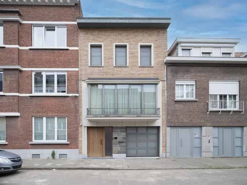 Stijlvolle woning op fietsafstand van het Gentse centrum, gelegen in een rustige en residentiële straat nabij Park Biest en het Potuitpark.