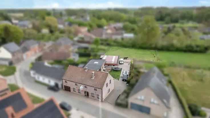 Landelijke woning met paardenstallen te koop