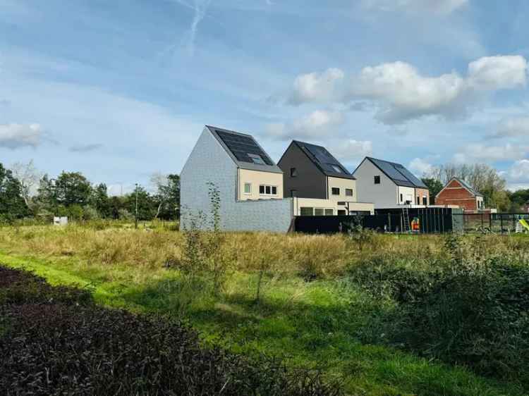 Bouwgrond te koop in Merksem met open bebouwing en groene omgeving