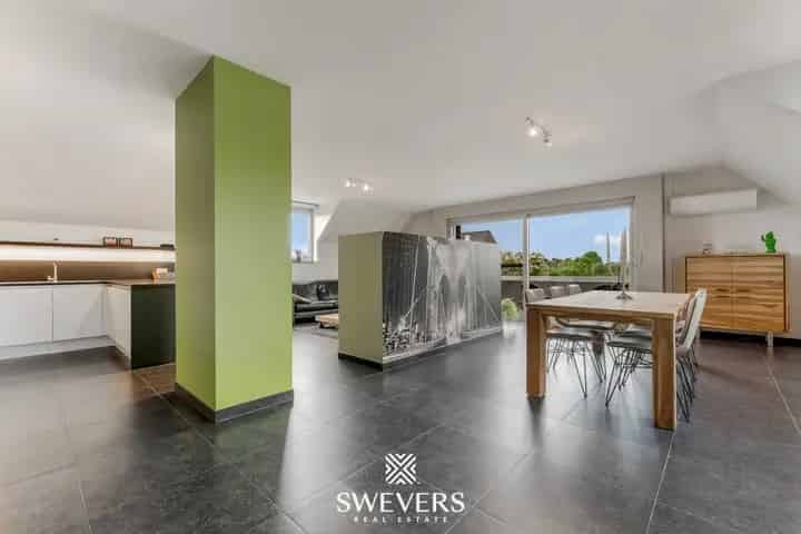 Exclusief wonen in lichtrijke penthouse te Wellen met 55M² terras