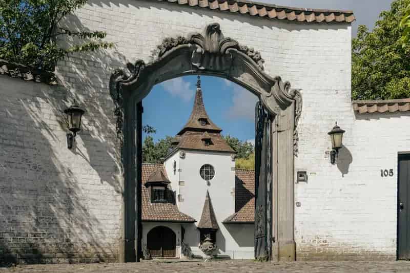 Unieke Villa met Vijver te Koop nabij Roeselare