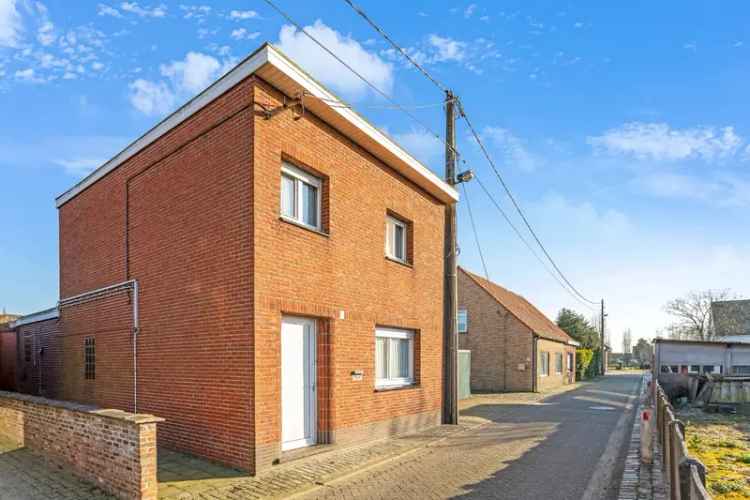 Huis te huur Zandvliet: Te renoveren woning met tuin en garage