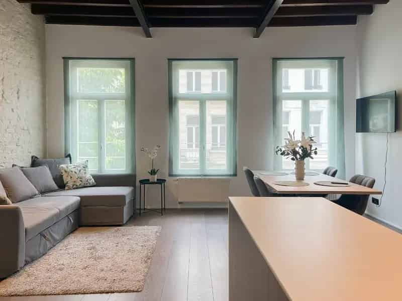 Antwerpen Nationalestraat: Lichtrijk 1 Slaapkamer Appartement 61m²