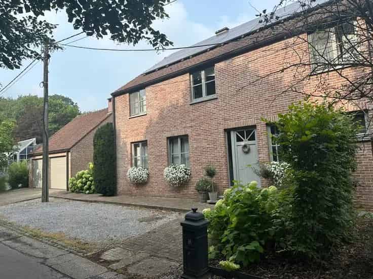 Moderne gezinswoning met 3 slaapkamers en garage te koop
