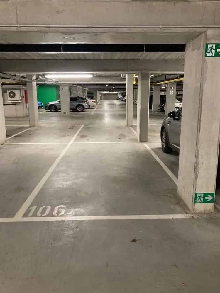 Ondergrondse Parkeerplaats Gunstige Locatie