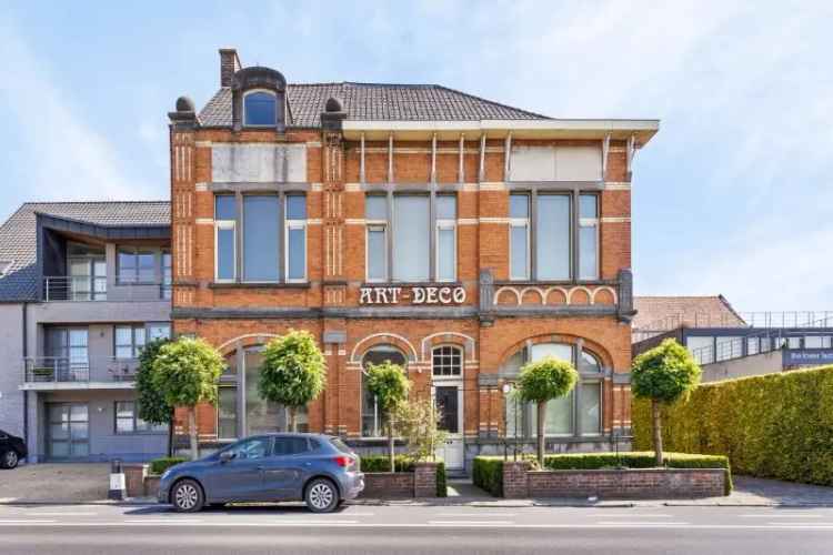 Ardooie, Historische directeurswoning van de voormalige olieslagerij Baert. Deze unieke woning heeft maar liefst 400 m² leefruimte, een buitenzwembad en afzonderlijk saunahuis op een oppervlakte van 854 m²