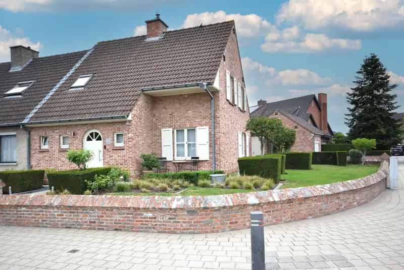 GEZELLIGE HALFOPEN BEBOUWING MET AFZONDERLIJKE GROTE GARAGE