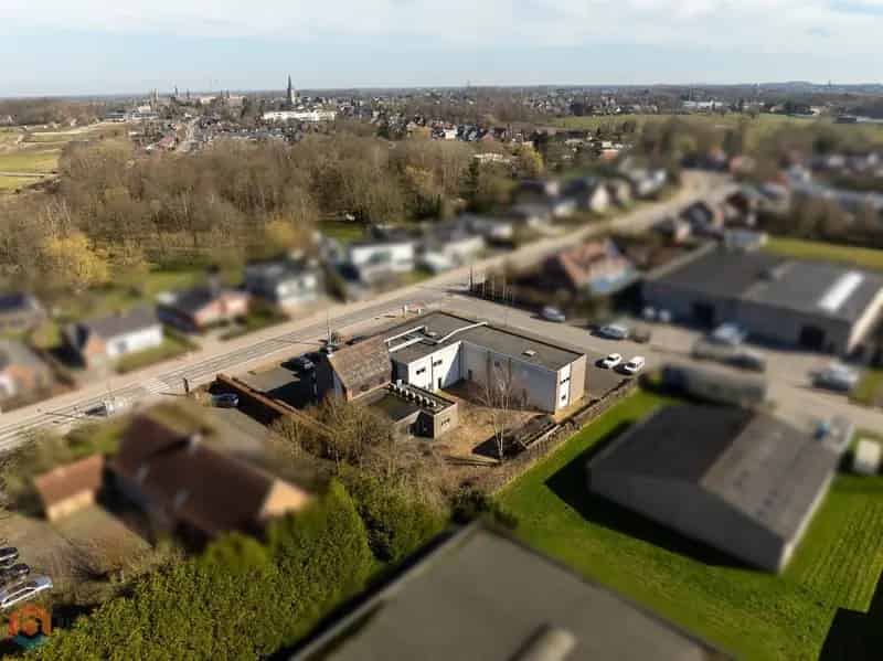 Kantoorgebouw 2433m2 Ruime Parking