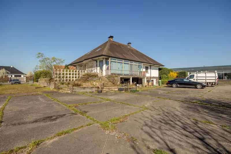 Huis te koop met Toonzaal Magazijn en Loods