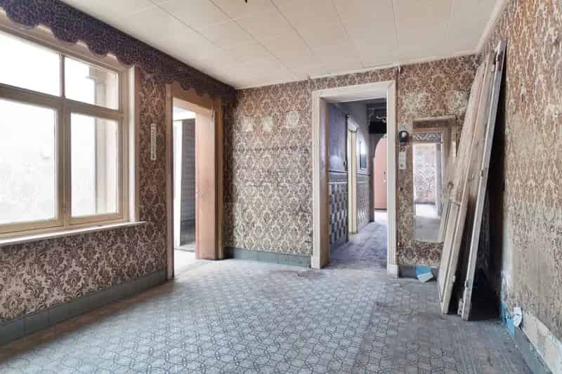 Te renoveren woning met grote garage