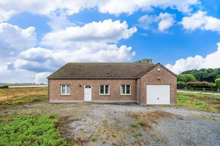 Huis Te Koop: Gelijkvloerse Villa met Garage en Tuin