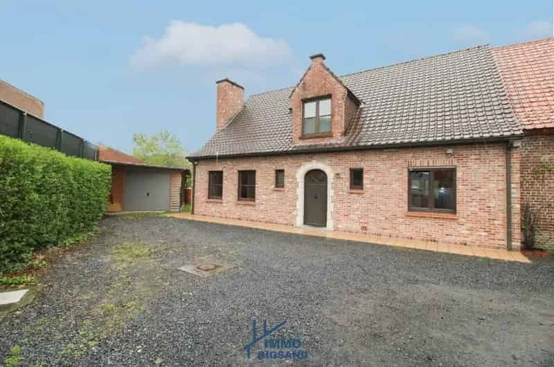 Ruime halfopen woning met tuin en carport te Wevelgem
