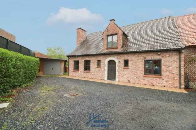 Ruime halfopen woning met tuin en carport te Wevelgem