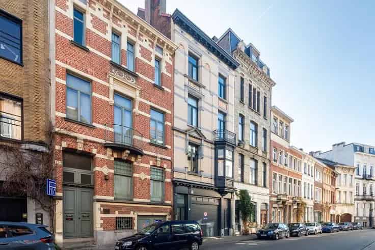 Huis Te Koop Provinciestraat: Statig Gebouw met Appartementen en Winkel