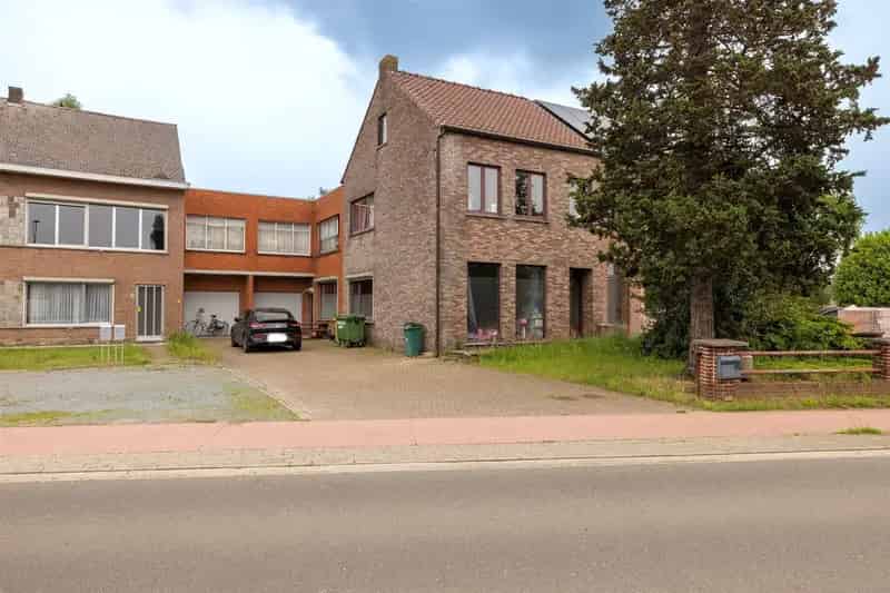 Ruime woning met dubbele garage en atelier te Olen