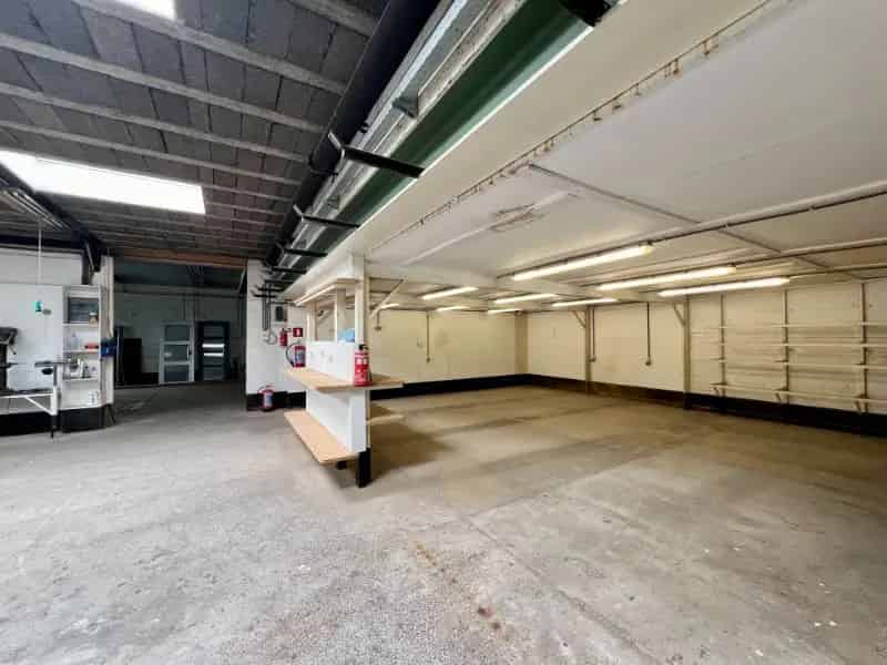 Multifunctioneel Pand Met Duplexappartement En Garage