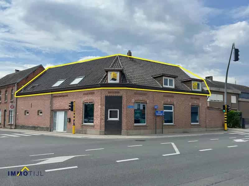 Ruim appartement met terras garage en staanplaats te koop