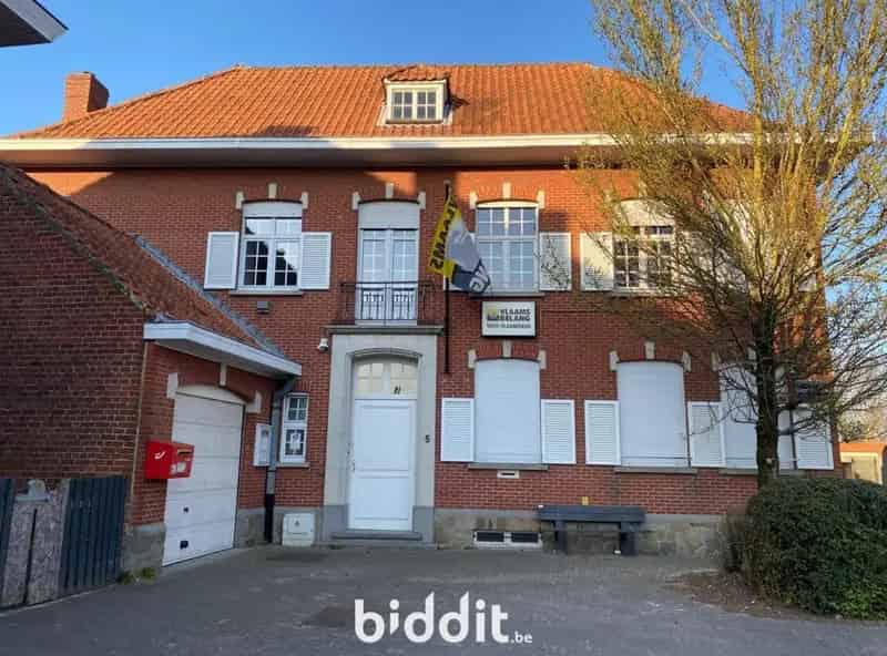 Kachtemsplein woning: 3 slaapkamers, garage, nabij winkels en E403