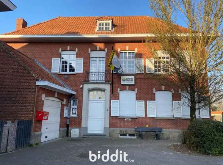 Kachtemsplein woning: 3 slaapkamers, garage, nabij winkels en E403
