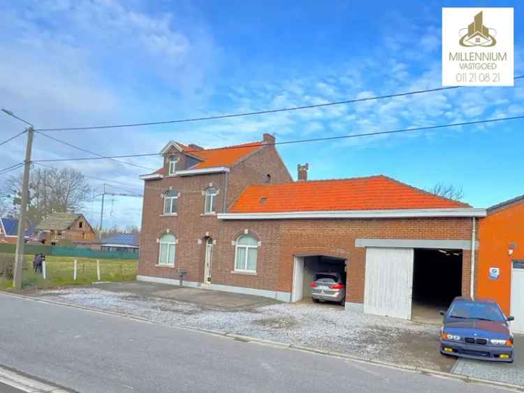 Woning met Garages/Opslagruimtes