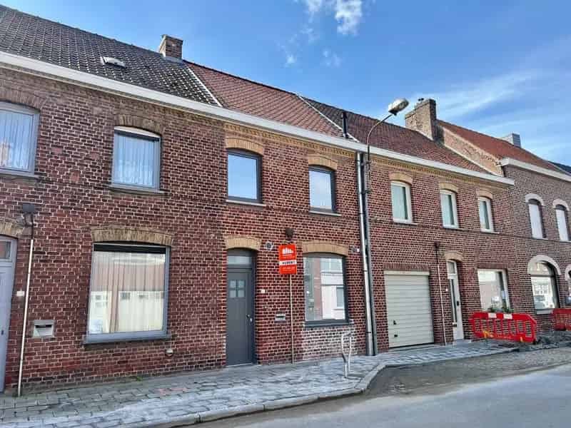 Gerenoveerde rijwoning met 3slaapkamers en zonnige koer.