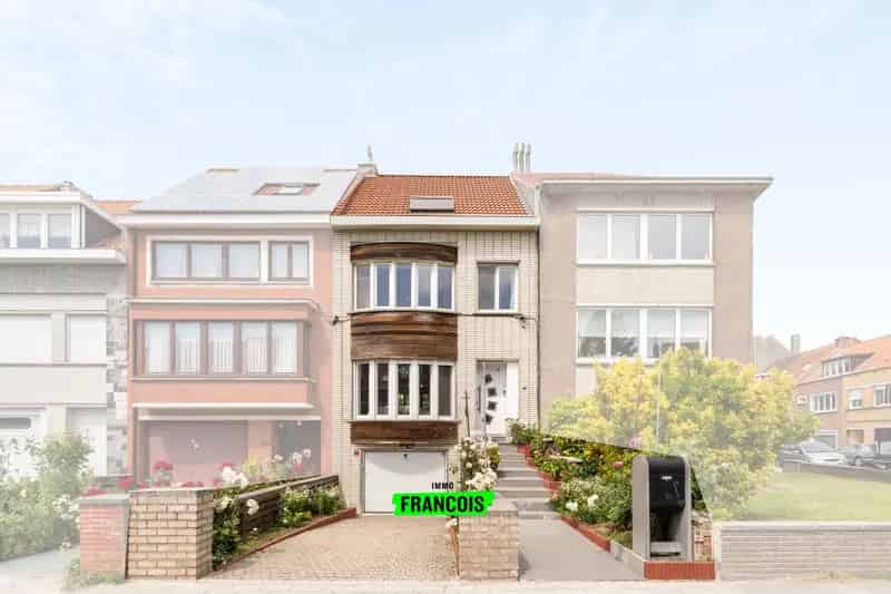 Gerenoveerde Bel-Etage te Mariakerke met Terras en Garage