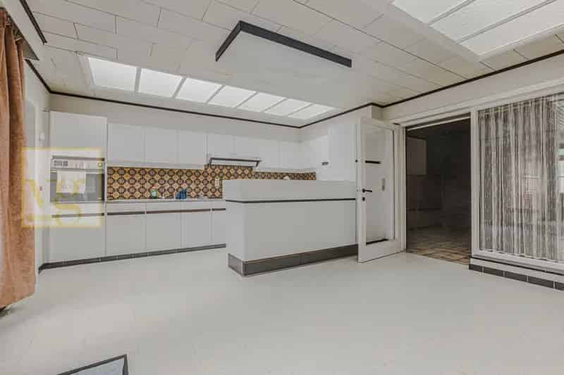 Te renoveren woning met garage en diepe tuin