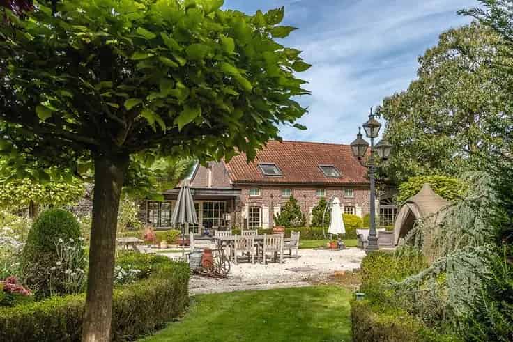 Gerenoveerde Vierkantshoeve met B&B - 80 are