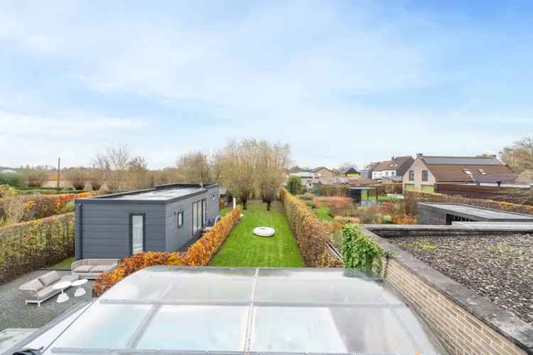 Ben je op zoek naar een instapklare halfopen bebouwing met een zorgwoning of met de mogelijkheid tot een andere bestemming? Zoek niet verder! Deze woning gelegen in een rustige wijk in Opwijk heeft alles wat je zoekt. 

Indeling gelijkvloers: 
- Inkomhal
