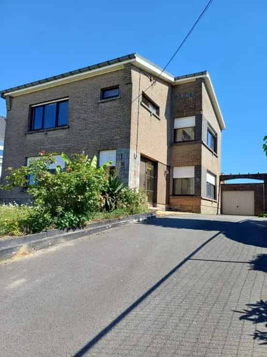 Huis Te Koop Velzeke: Ruime Kamers en Bijgebouwen