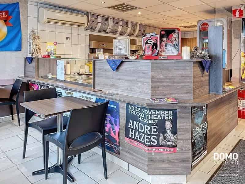 Restaurant met Frituurzaak en Woonst te Huur